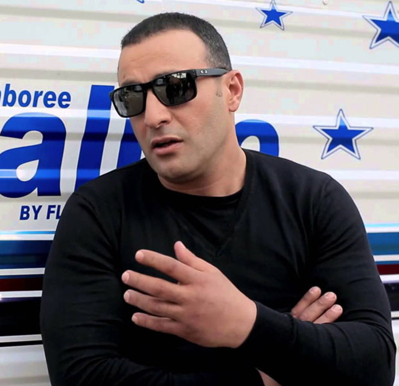 فيديو أحمد السقا يحكي موقفاً مرعباً تعرض له ورد فعل غير متوقع من زملائه!